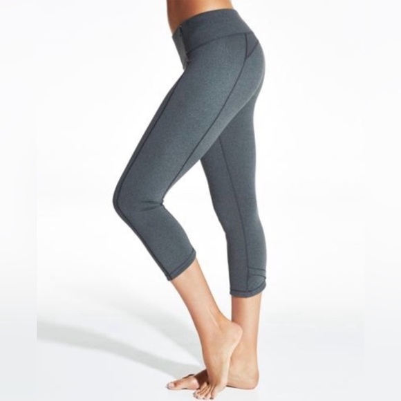 Calia Essential Crossover Capri Cropped Legging - Picture 4 of 16